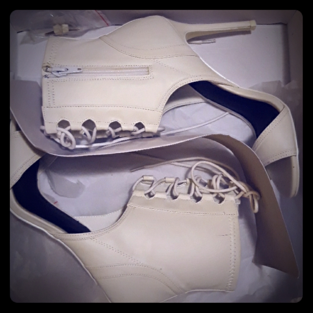 Shoedazzle 4-1/2 inch White Lace Up Sandals